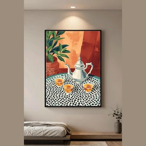Pode incluir: Uma impressão artística emoldurada retratando uma natureza morta. Uma chaleira prateada e três xícaras de chá pequenas estão em uma mesa com mosaicos. Uma planta em vaso e um fundo vermelho-alaranjado completam a composição.