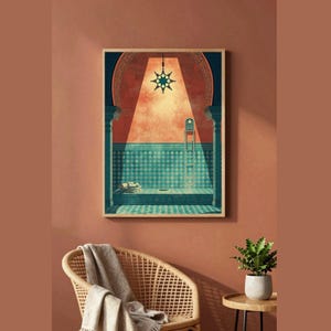 Puede incluir: Una impresión artística enmarcada representa una escena interior con una piscina de azulejos turquesa y una lámpara. La obra presenta una arcada, columnas y un fondo cálido de tonos anaranjados. La impresión se exhibe en una pared de color terracota.