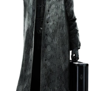Inspirado no traje de Victor Gideon de Resident Evil 9: Casaco longo com capuz em couro de píton, ideal para cosplay.
