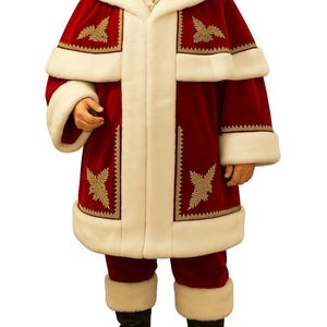 Può includere: Un costume da Babbo Natale con cappotto e pantaloni in velluto rosso con finiture in ecopelliccia bianca. Il cappotto presenta dettagli ricamati in oro e un cappuccio abbinato. Stivali neri completano l'outfit festivo.