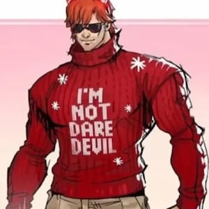 Può includere: Un maglione rosso con la scritta "I'M NOT DARE DEVIL" a lettere bianche. Il maglione ha disegni di fiocchi di neve bianchi e viene indossato con occhiali da sole e una fascia con corna da diavolo. L'immagine è un'illustrazione in stile fumetto.