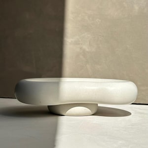 Upphöjd eller flytande betongbricka, oregelbunden tallrik, bricka för allt, smyckesdisplay, ekologisk Japandi-dekor, prydnadsbricka, cementhushållsartiklar,