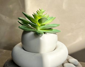 Kleine betonnen dikwandige plantenpot met grote schotel. Japansdi, minimalistisch, sculpturaal, Scandinavisch, Wabi Sabi | woondecoratie cadeau