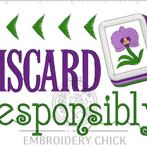 Könnte beinhalten: Ein Stickdesign mit den Worten "DISCARD responsibly" in Lila und Grün. Rechts ist eine gerahmte Orchideenillustration. Grüne Pfeilformen befinden sich über dem Wort "DISCARD". Das Embroidery Chick-Logo befindet sich unten.