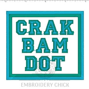 Könnte beinhalten: Ein gesticktes Design in Türkis und Grün mit den Worten "CRAK BAM DOT" in einer kräftigen Schriftart im College-Stil. Der Text ist in einem rechteckigen türkisfarbenen und grünen Rahmen angeordnet.