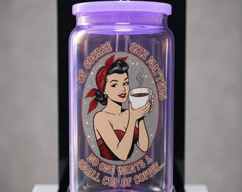 Certo, le dimensioni contano. Bicchiere sarcastico da 473 ml con pin-up, coperchio in acrilico e cannuccia in vetro.