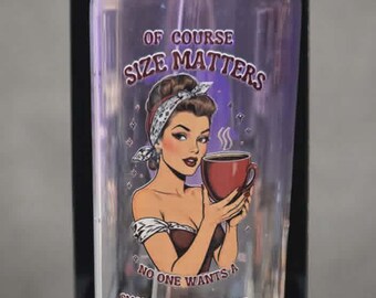 Certo, le dimensioni contano. Bicchiere sarcastico da 473 ml con pin-up, coperchio in acrilico e cannuccia in vetro.
