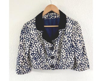 Chaqueta vintage de seda con lunares azul marino y cuello de terciopelo blanco Hannah Troy corta 10
