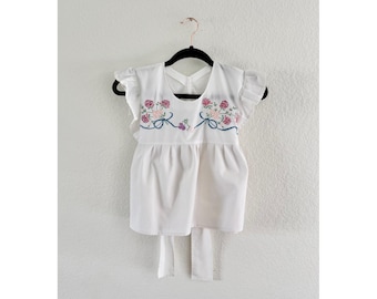 Blusa vintage hecha a mano con bordado floral para mujer, talla XS, color blanco, manga con volantes.