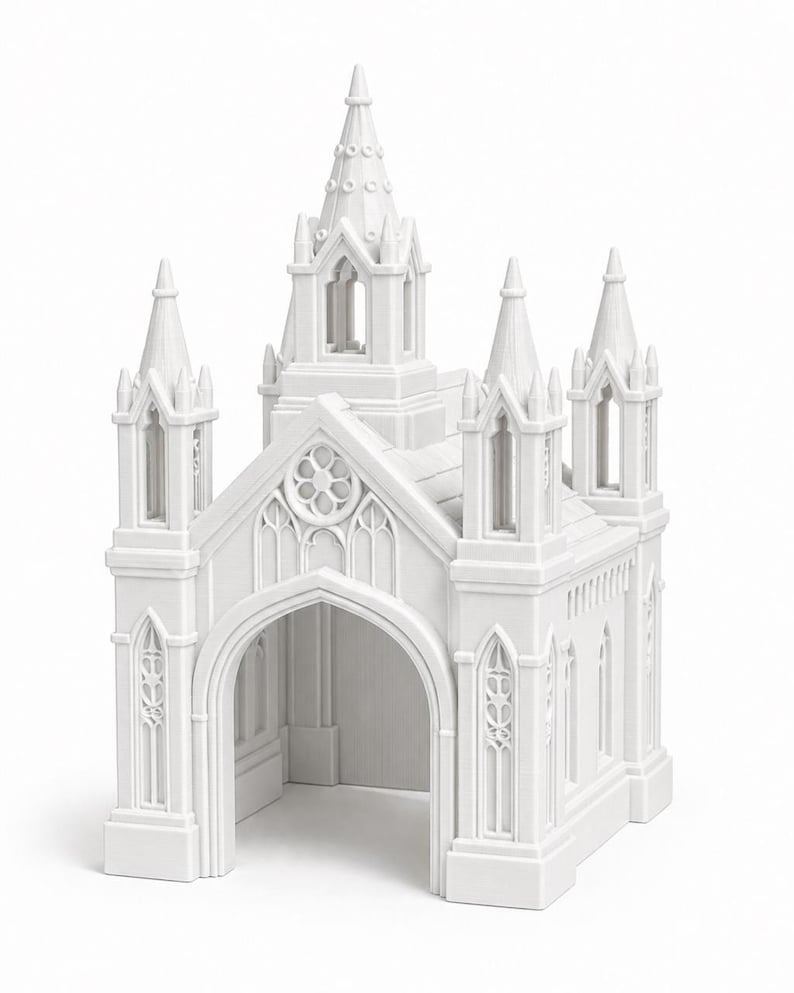 Puede incluir: Modelo de iglesia en miniatura blanca con m&uacute;ltiples agujas y entradas arqueadas. El dise&ntilde;o arquitect&oacute;nico presenta intrincados patrones de ventanas y un campanario central, creando una est&eacute;tica cl&aacute;sica y elegante. El modelo est&aacute; sobre un fondo blanco.