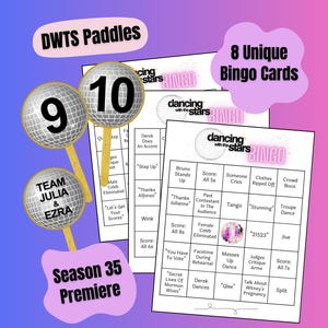 Puede incluir: Un conjunto de tarjetas de bingo y paletas de puntuación de Dancing with the Stars. Las paletas presentan diseños de bola de discoteca con los números 9 y 10, y el texto Team Julia & Ezra. Las tarjetas incluyen el logo y texto del programa.