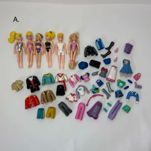 Peut inclure: Ensemble de poupées miniatures et leurs accessoires vestimentaires. Les poupées ont différentes coiffures et portent des maillots de bain. Les vêtements comprennent des vestes, des jupes, des pantalons et des robes de différentes couleurs. Les accessoires incluent des chaussures et des sacs à main.