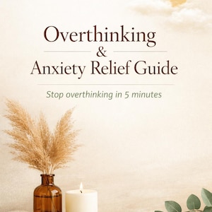 Peut inclure: Image sereine avec un vase en verre brun contenant des plantes séchées, une bougie blanche allumée et une pierre décorative. Le texte indique "Overthinking & Anxiety Relief Guide" avec la phrase "Stop overthinking in 5 minutes."