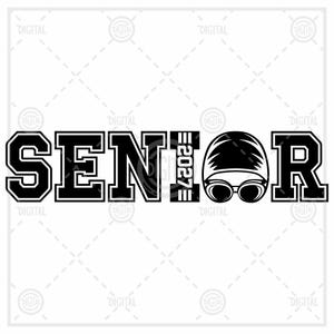 Puede incluir: Diseño gráfico en blanco y negro con la palabra "SENIOR" en letras gruesas. La "O" se sustituye por un gorro de natación y gafas. El año "2027" está incorporado en el diseño.