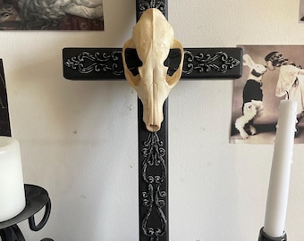 Cruz ornamentada hecha a mano con calavera de zorro