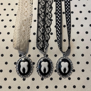 Handgemaakte chokers met tandhanger (polkadot, zwart-wit kanten lint)