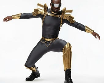 Abito con armatura dorata per uomo, abbigliamento da guerriero futuristico, spalline e cintura in pelle, costume da palcoscenico