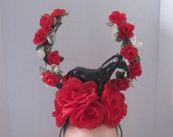 Kentucky Derby Horse Shoe, Horse & Red Roses