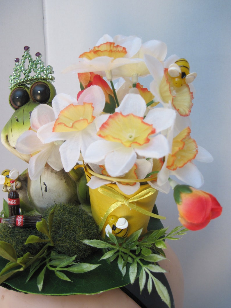 Courting Crown Frog with Coca Colas /& Flowers