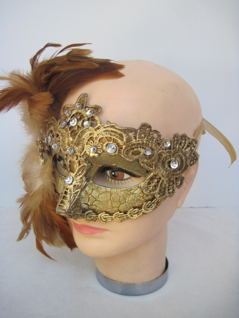 Carmel /& Beigh Crackle Finished Masquerade Half Mask with Fluffy Feathers n Gold Medallion