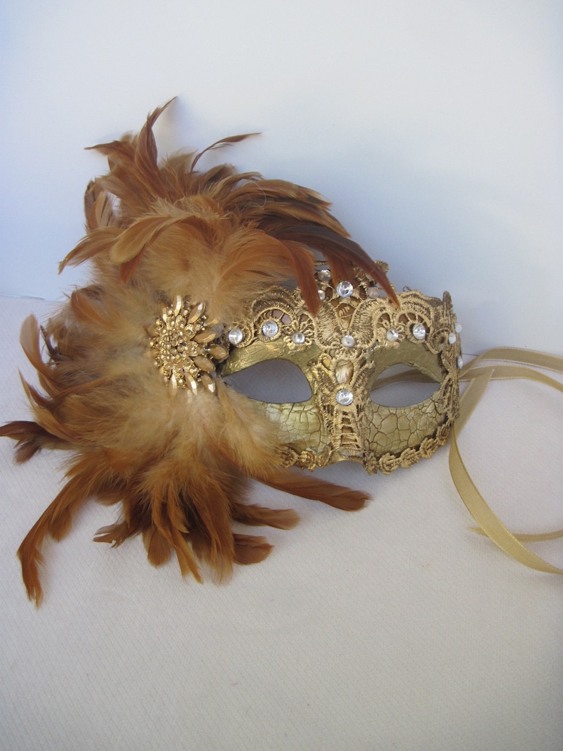 Carmel /& Beigh Crackle Finished Masquerade Half Mask with Fluffy Feathers n Gold Medallion