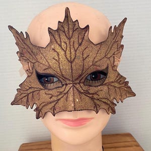 Spiky Leaf Textured Mask with Black Eye Liner &  Outlining Two Color Choices