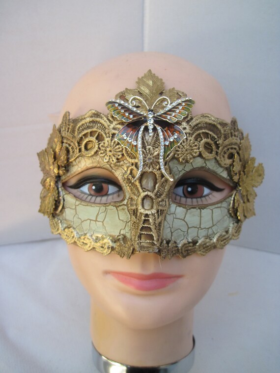 Carmel /& Beigh Crackle Finished Masquerade Half Mask with Fluffy Feathers n Gold Medallion