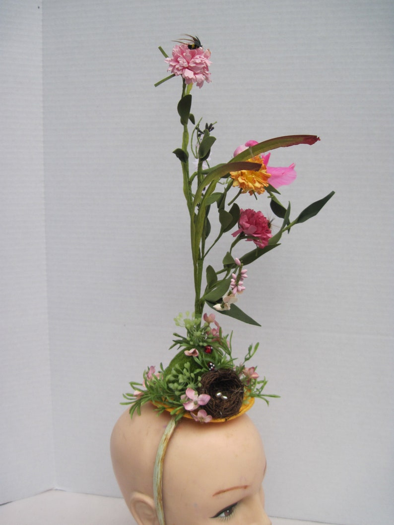 Lady Family Pink Feather Bird with Nest Mini Bees /& Flowers Eggs