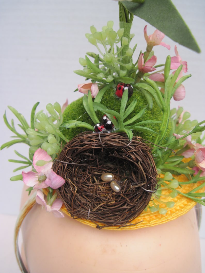 Lady Family Pink Feather Bird with Nest Mini Bees /& Flowers Eggs