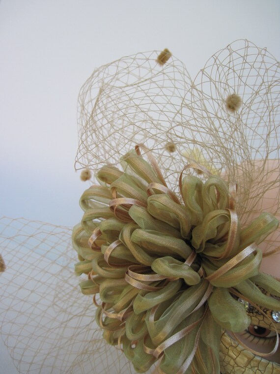 Carmel /& Beigh Crackle Finished Masquerade Half Mask with Fluffy Feathers n Gold Medallion