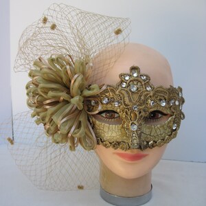 Carmel /& Beigh Crackle Finished Masquerade Half Mask with Fluffy Feathers n Gold Medallion