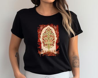 Può includere: Una t-shirt nera a maniche corte con una grafica rettangolare centrale. Il design raffigura un albero stilizzato con frutti rossi e foglie verdi, incorniciato all'interno di un arco decorato con motivi rossi e crema dai bordi usurati.