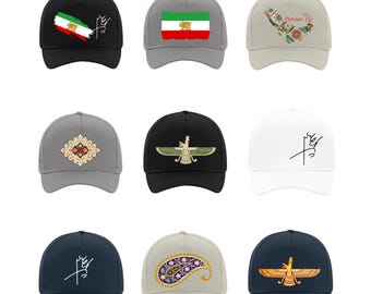 Può includere: Una collezione di nove cappellini da baseball in nero, grigio, bianco e blu navy. I cappellini presentano vari design, tra cui la bandiera iraniana, il simbolo Faravahar, intricati motivi floreali, motivi paisley e calligrafia stilizzata.