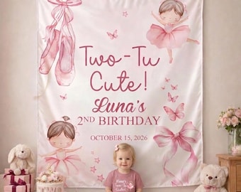 Może przedstawiać: Białe tło z tkaniny z różowymi baletkami, tańczącą baletnicą, motylami i gwiazdkami. Tekst głosi: Two-Tu Cute! Luna's 2ND BIRTHDAY OCTOBER 15, 2026. Duża różowa kokarda znajduje się w prawym dolnym rogu, a mniejsza w lewym górnym rogu.