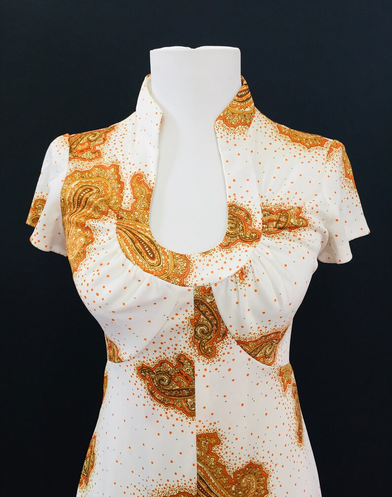 70's Slinky White Paisley A Line Baby Doll Robe Deep Scoop Mandarin Décolleté / Mod / Boho / Hippie image 5