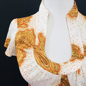 70's Slinky White Paisley A Line Baby Doll Robe Deep Scoop Mandarin Décolleté / Mod / Boho / Hippie image 6