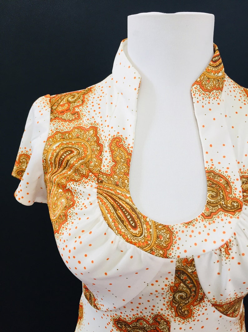 70's Slinky White Paisley A Line Baby Doll Robe Deep Scoop Mandarin Décolleté / Mod / Boho / Hippie image 6