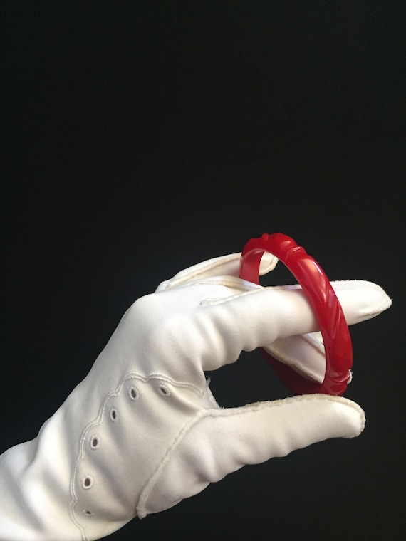 30’s / 40’s Cherry Red Carved Bakelite Bangle Brac
