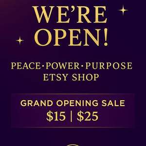 Könnte beinhalten: Digitalgrafik mit dunkelviolettem Hintergrund und goldenem Text. Der Text lautet „WE'RE OPEN!“ mit den Worten „PEACE POWER PURPOSE ETSY SHOP“ darunter. Ein „GRAND OPENING SALE“ wird beworben.