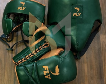 Set de Fly Boxing de cuero verde y dorado: guantes, casco y protector de ingle.