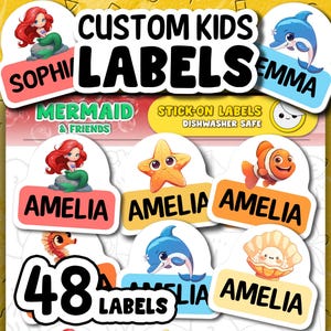 Könnte beinhalten: Ein Bogen mit individuellen Kinderetiketten mit Meerjungfrauen- und Ozean-Illustrationen. Die Etiketten enthalten Namen wie Sophia, Emma und Amelia, mit verschiedenen Meeresbewohnern. Die Etiketten sind zum Aufkleben und spülmaschinenfest. Der Bogen enthält 48 Etiketten.