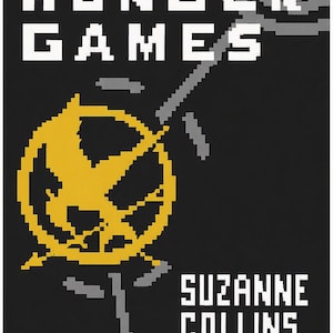 Könnte beinhalten: Ein schwarzer Buchumschlag mit verpixeltem weißem Text, der THE HUNGER GAMES und SUZANNE COLLINS lautet. Ein gelbes, verpixeltes Spotttölpel-Emblem ist zentriert und von grauen, verpixelten kreisförmigen Ringen und Linien auf schwarzem Grund umgeben.