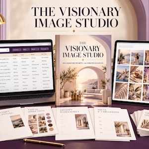 Może przedstawiać: Zestaw zasobów kreatywnych zatytułowany The Visionary Image Studio, zawierający książkę, laptopa z arkuszem kalkulacyjnym promptów, tablet z siatką obrazów, wydrukowane arkusze robocze oraz stos kreatywnych ściąg.