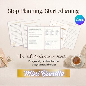 Może przedstawiać: Zestaw drukowanych stron planera z tekstem "Stop Planning, Start Aligning" i "The Soft Productivity Reset". Strony zawierają instrukcje dotyczące planowania dziennego, autorefleksji i kontroli energii. Widoczna jest również filiżanka herbaty i długopis.