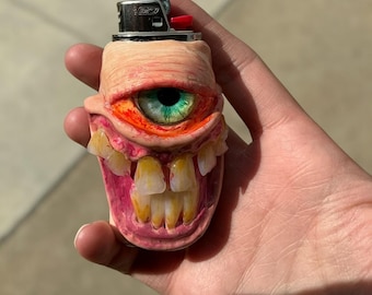 Estuche/funda/cubierta para encendedor de metal hecho a mano, muy feliz, sangriento y espeluznante, de arcilla polimérica y metal / estuche para encendedor de metal resistente / estuche para encendedor Bic