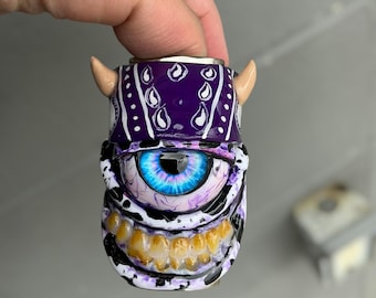 Estuche para encendedor hecho a mano con diseño de vaca loca morada / Estuche para encendedor de arcilla polimérica y resina / Funda para encendedor de cigarrillos / Estuches para encendedor geniales para él y para ella