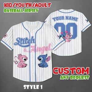 Op de afbeelding: Wit honkbalshirt met blauwe krijtstrepen, met de tekst "Stitch & Angel" in blauw en roze. De trui heeft cartoonkarakterafbeeldingen en de tekst "YOUR NAME" boven een blauw nummer 00 op de achterkant. Voor kinderen, jongeren en volwassenen.