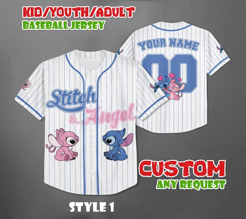 Op de afbeelding: Wit honkbalshirt met blauwe krijtstrepen, met de tekst "Stitch & Angel" in blauw en roze. De trui heeft cartoonkarakterafbeeldingen en de tekst "YOUR NAME" boven een blauw nummer 00 op de achterkant. Voor kinderen, jongeren en volwassenen.