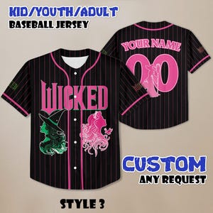 Peut inclure: Maillot de baseball noir avec des fines rayures et des bordures roses. Le devant affiche le mot "WICKED" en rose, avec des silhouettes de personnages verts et roses. Le dos porte "YOUR NAME" et le numéro "00" en rose. Le texte en haut dit "KID/YOUTH/ADULT BASEBALL JERSEY".