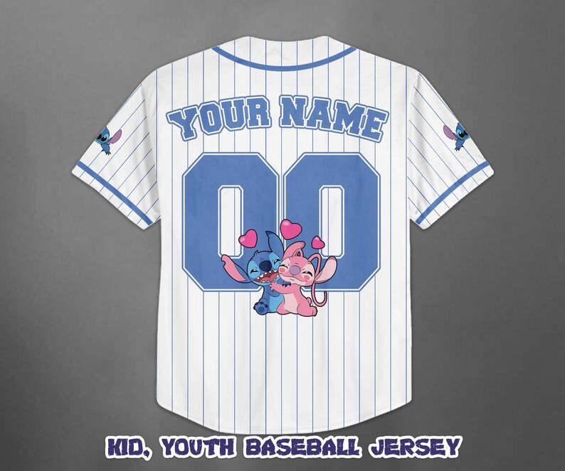 Op de afbeelding: Wit honkbalshirt met blauwe krijtstrepen, met de tekst "YOUR NAME" boven een grote blauwe "00". De trui heeft een cartoonafbeelding van Stitch en Angel die elkaar omhelzen, met harten. De tekst "KID, YOUTH BASEBALL JERSEY" staat onderaan.